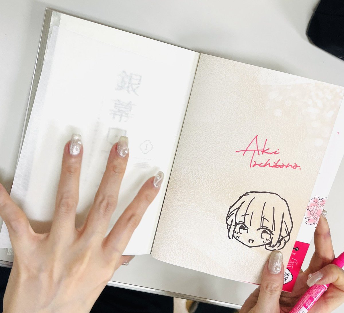 ⋆͛♡⋆͛書店訪問⋆͛♡⋆͛

#銀幕ロマンス 好評発売中🎉

橘花明先生(<a href="/aki_tachibanaT/">橘花 明🐈‍⬛コミックス1/15＆2/18発売</a> )と
丸善博多店さま(<a href="/maruzen_hakata/">丸善博多店</a> )に
訪問いたしました✨🎬

橘花先生にご協力いただき、
単行本にサインを入れていただきました✒📚

コミックコーナーには
直筆イラスト入りサイン色紙を