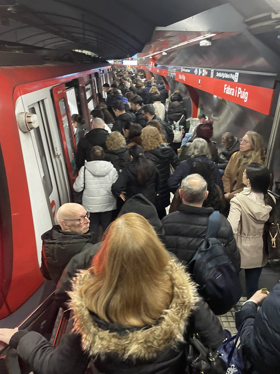 És el segon metro que intento agafar. No sé si em tocarà…. Una vergonya tot plegat!
