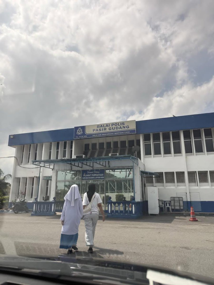 Anak buah balik sekolah melalak nangis. Ingat kan kenapa . Rupanya balik sekolah cakap ketua kelas dia sepak 3 kali dekat payudara dia. Mendidih darah aku dengar ya , terus bawak akak aku pergi report! Too MUCH budak sekarang.
Disebabkan terlanggar kaki , kau memang musibat !