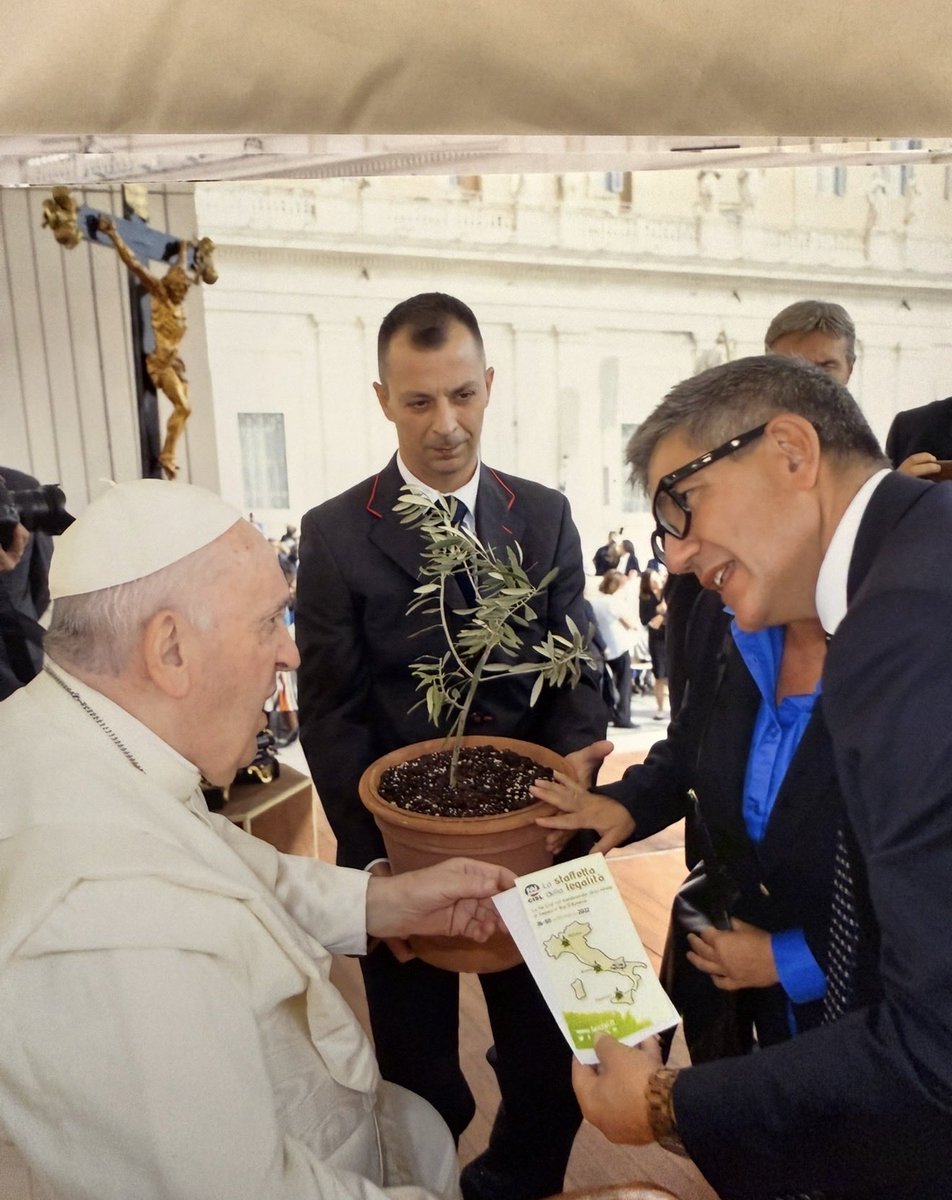 OnofrioRota's tweet photo. Custodisco i nostri incontri come un tesoro prezioso. La tua attenzione al mondo agricolo era segno di un amore vero per l'umanità. Oggi il mondo è un po' più solo senza di te. Riposa nella pace. 🕊️ https://t.co/L86d81VLcB