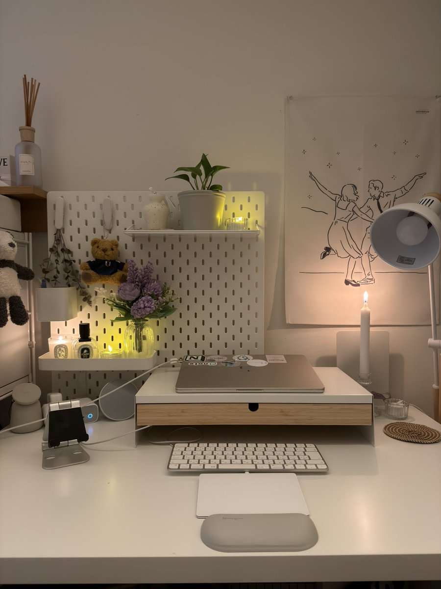 デスクの上がごちゃあ〜〜っとしてたので、IKEA行って収納買い足してきた！帰宅後せっせとお片付け✨有孔ボードでいい感じに空間埋められて幸🫶🏻
あとはモニター買うか迷う🤔そんなに使わない気もするし……でも大画面見やすいよね……？
とりあえずデスク周り可愛くして仕事モチベあげていこう🔥