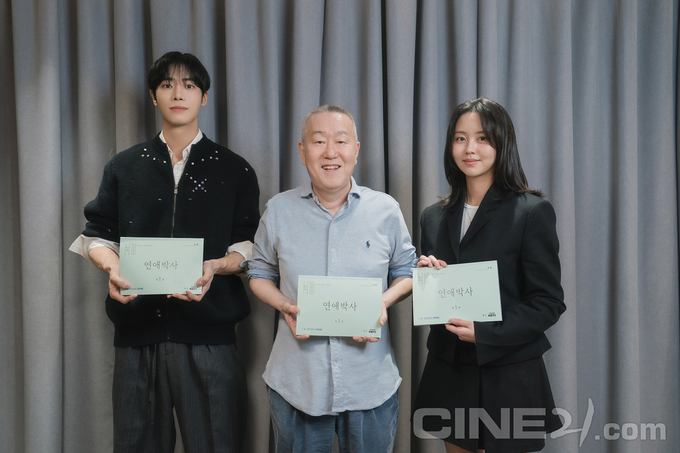 cine21_editor's tweet photo. 언제나 중요한 것은 개연성이다
<연애박사> 안판석 감독

"한마디로 요즘 젊은이들. 주변에서는 젊을 때가 좋다는 말을 듣지만, 굉장히 당황스럽고 허둥지둥한 시기이기도 하다. 민재(추영우)와 유진(김소현)도 그렇다. 겉으로는 마냥 예쁘지만, ���면에는 큰 문제가 있다.

https://t.co/jZoqeczjkc https://t.co/NqhSInXqiZ