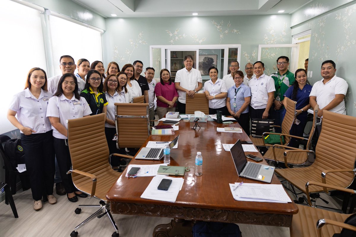 kikopangilinan's tweet image. HELLO, NAGA! HELLO, CAM SUR! 🌾💚

Bumisita tayo kay dating Vice President at ngayong Mayor Leni Robredo sa Naga City Hall para sa mas matibay na pagtutulak sa full implementation ng Sagip Saka Act—ang batas na nagbibigay-daan sa gobyerno na bumili ng agricultural products…