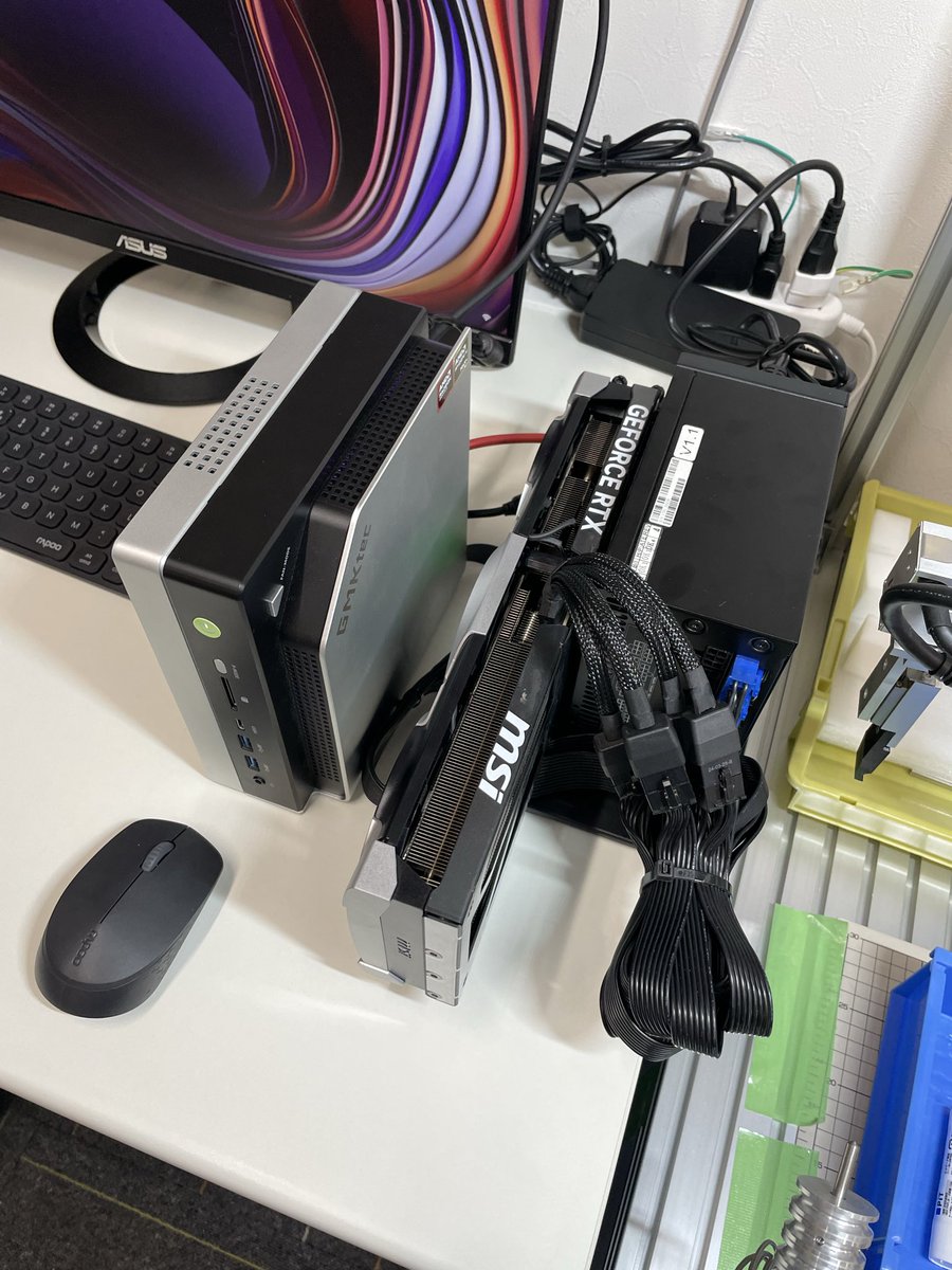 大学の実務実習が２週目に入りましたので、自由に触れるAI用推論マシンを準備しました。
EVO-X2にRTX5070tiを組み合わせて、RAM96GB、VRAM16GB
昨日動かなかったので友人に助けてもらって動かす事が出来て感謝！
ローカルエージェントやってみて欲しい。