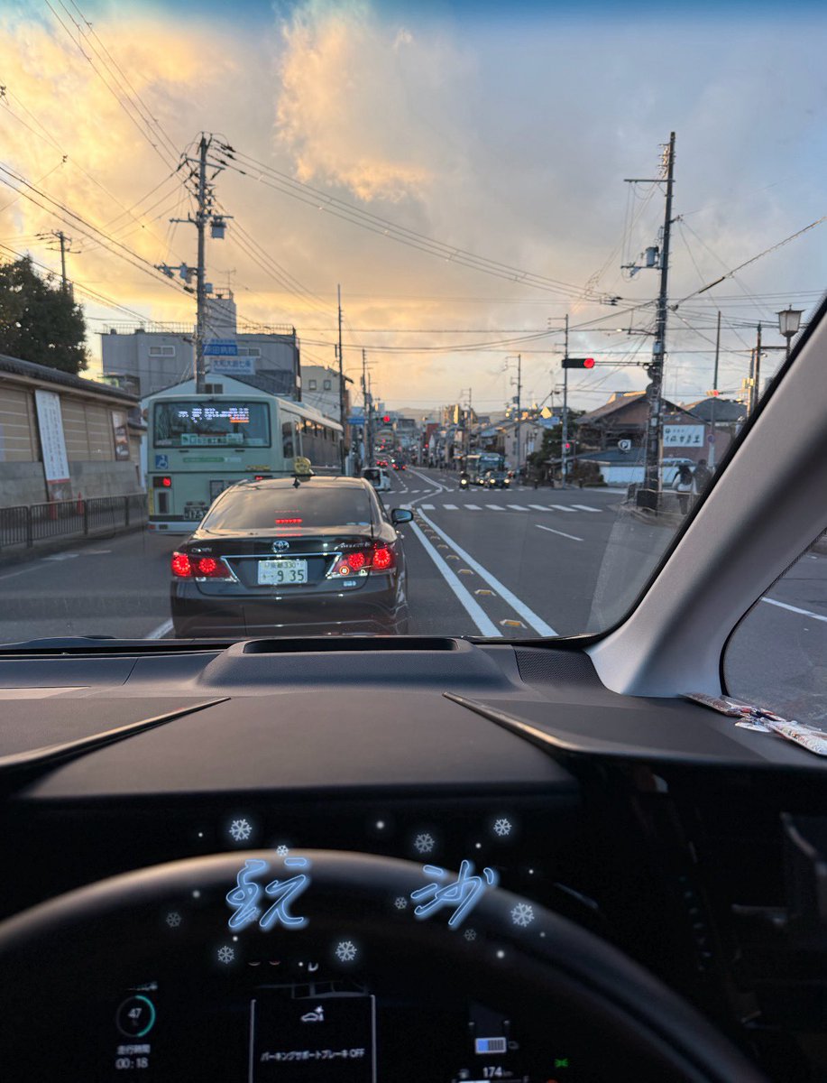 在日本開車坐副駕把腳腳伸過去

還蠻會受到注視的😂，日本的車

車前面跟兩邊窗戶都是透明的，真

的會讓人很害羞🫣，愛上了日本

自駕的感覺🇯🇵

#日本太冷了腳腳冰冷需要暖暖棒的溫度 https://t.co/ERR4FmxRD6