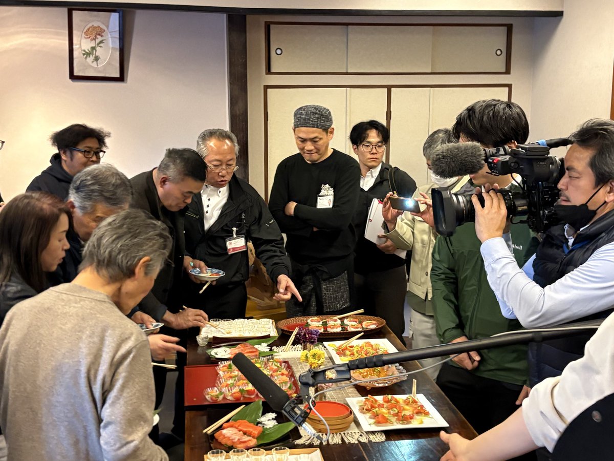 富士宮の食材は美味い‼️ニジマスの可能性🎣
世界に誇れる地元食材を、生産者➡️飲食店➡️消費者ーとつなげる市民団体テーブルバトンの活動で、「富士宮産ブランド試食会」を開催！
ニジマス、富士養鱒漁協からリリースされたニジマスの魚醤を紹介!
様々な飲食店の皆様が集まり、食の可能性を感じました！
