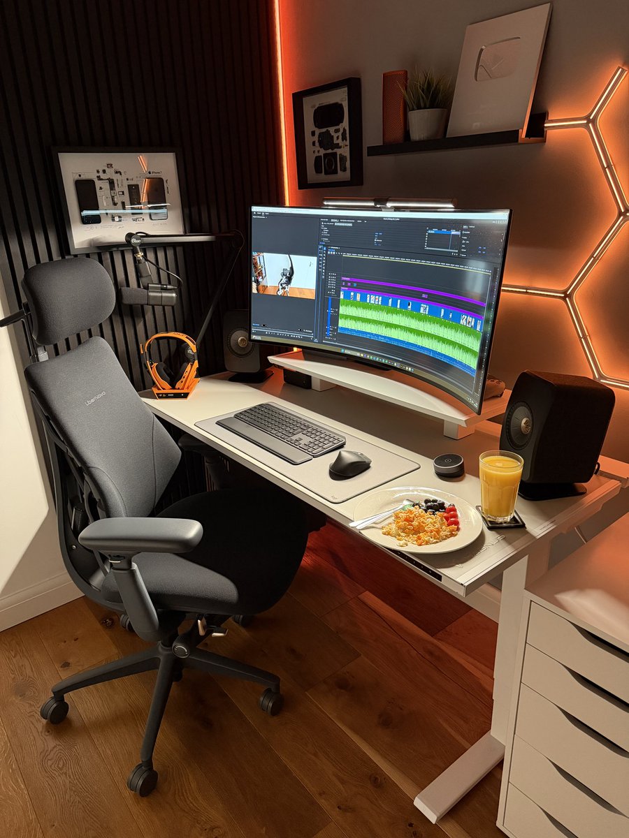 Early start with breakfast at the desk 💪