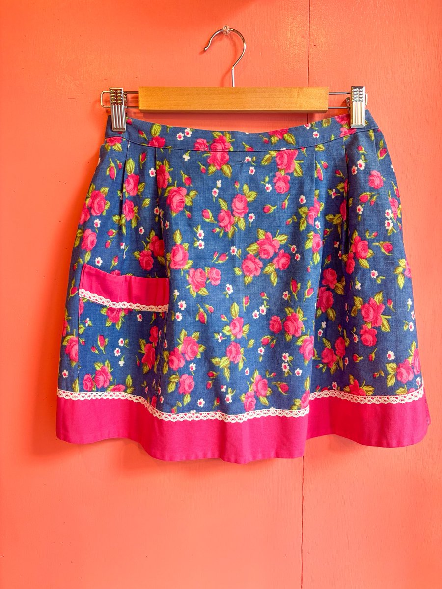 LittleAnnette__'s tweet photo. 本日の入荷𓂃🌸

1960s–70s ヴィンテージエプロン2着。

身につけるだけで気分が上がるエプロンです♡

#vintage #エプロン https://t.co/2cdT7Z5xnZ