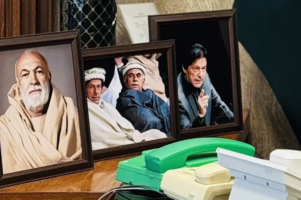 قومی اسمبلی میں اپوزیشن لیڈر محمود خان اچکزئی نے اپنے دفتر میں عمران خان کی تصاویر رکھ دی۔۔!!