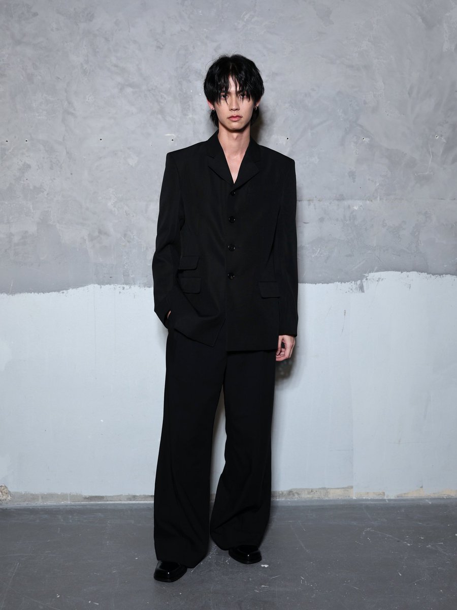 ซูมอินโททัลลุคของเหล่าเซเลบริตี้ ในแฟชั่นโชว์ AMI Paris คอลเล็คชั่นฤดูใบไม้ร่วง/ฤดูหนาว 2026 โดยครั้งนี้มี “ไบรท์ วชิรวิชญ์” เป็นตัวแทนจากประเทศไทย มาร่วมเติมเต็มบรรยากาศของแฟชั่นโชว์

#AmiParisxBright #AMIParis #PraewFashion #Praewmag