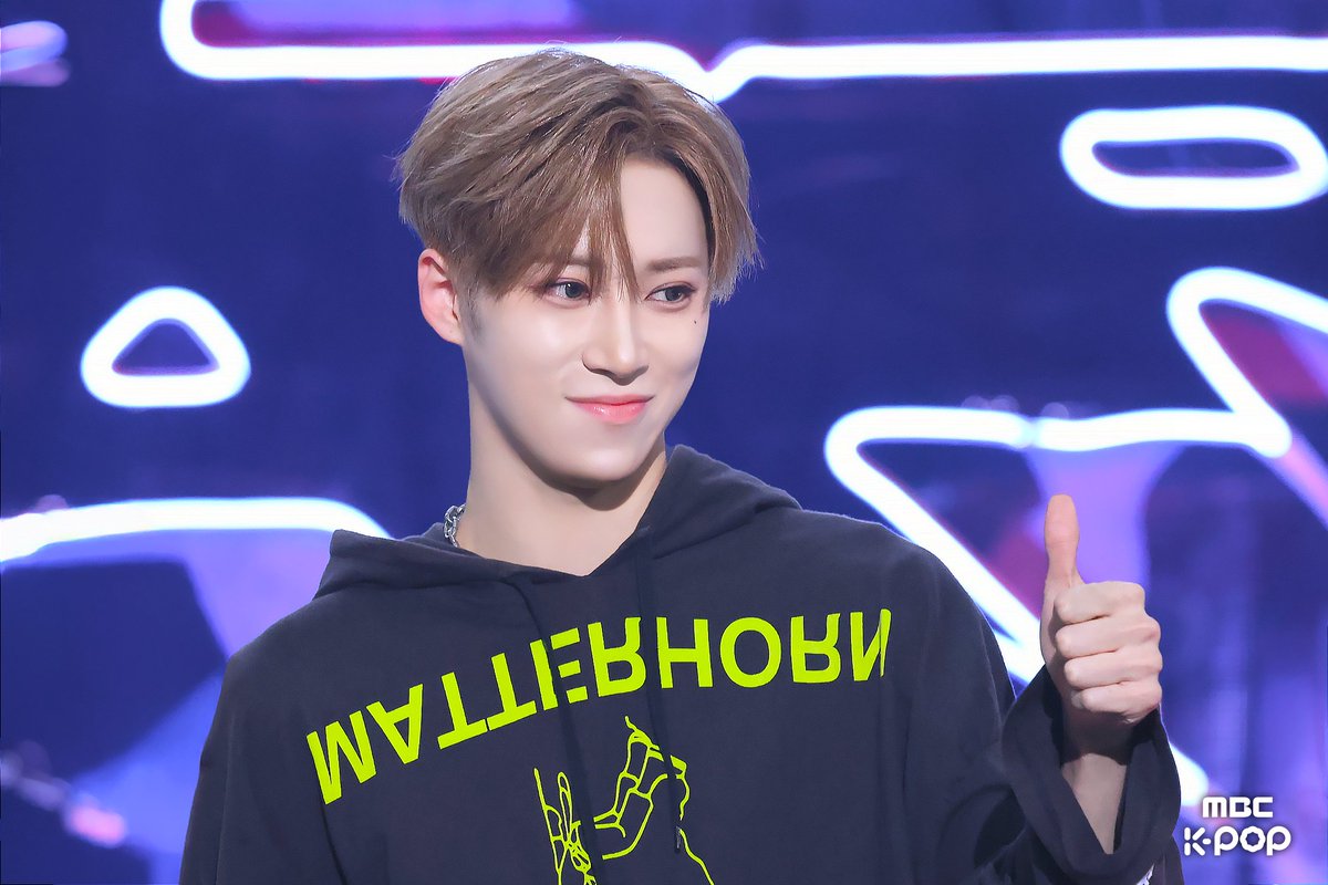 음중에서 너무 빛나는 비주~얼
알디원에게 반하기엔 3초면 충분하지( ‘ ̫ - )‐☆

📷 ☞ program.imbc.com/Photo/musiccor…

260117 #쇼음악중심 #음중 #알파드라이브원 #ALPHADRIVEONE #FREAK_ALARM <a href="/ALD1_official/">ALPHA DRIVE ONE</a>