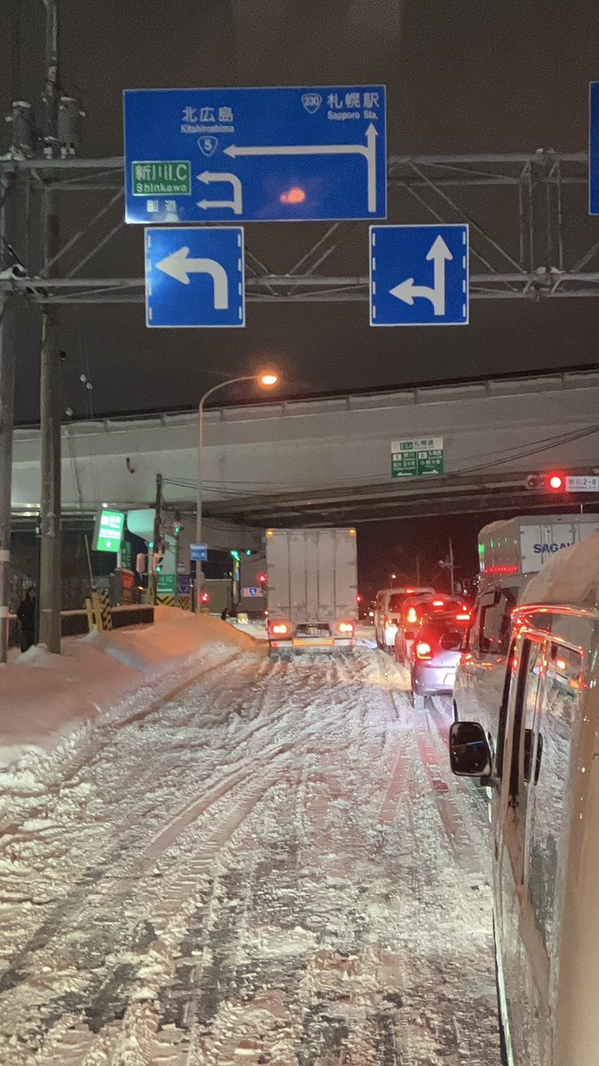 murahiro75's tweet photo. 17:20現在 新川通市内方面トレーラースタックのため大渋滞。@mst_hide https://t.co/YSTgv7AEW0