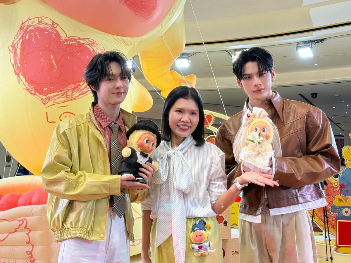 DomundiTV's tweet image. ขอขอบคุณ @POPMARTTH ที่ให้เกียรติ  “นอร์ท” @JAONORTHiom และ “อ๊อตโต้” @ottoottoo_ ได้มาร่วมกิจกรรมในวันนี้นะคะ 🥰

ขอขอบคุณแฟน ๆ ทุกคนที่มาเจอกัน รวมถึงแฟน ๆ ที่ส่งกำลังใจมาให้ทั้งสองคนด้วยนะคะ 🫶🏻✨️

#JaoNorth #ottoottoo