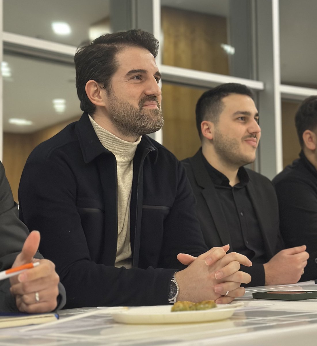 furkansentrk_'s tweet photo. Uzun yıllar görev yapmaktan onur duyduğum Gençlik Kollarımızın haftalık olağan Yönetim Kurulu Toplantısına katılım sağladım.

@zdtaspinar başkanım ve ekibine teşekkür ediyor, başarılarla dolu nice yıllar diliyorum. 

İyi ki varsınız 🧡💙 @Akgencbevler 
Not: Çok özlemişiz 😊 https://t.co/brgV6Dsxnu