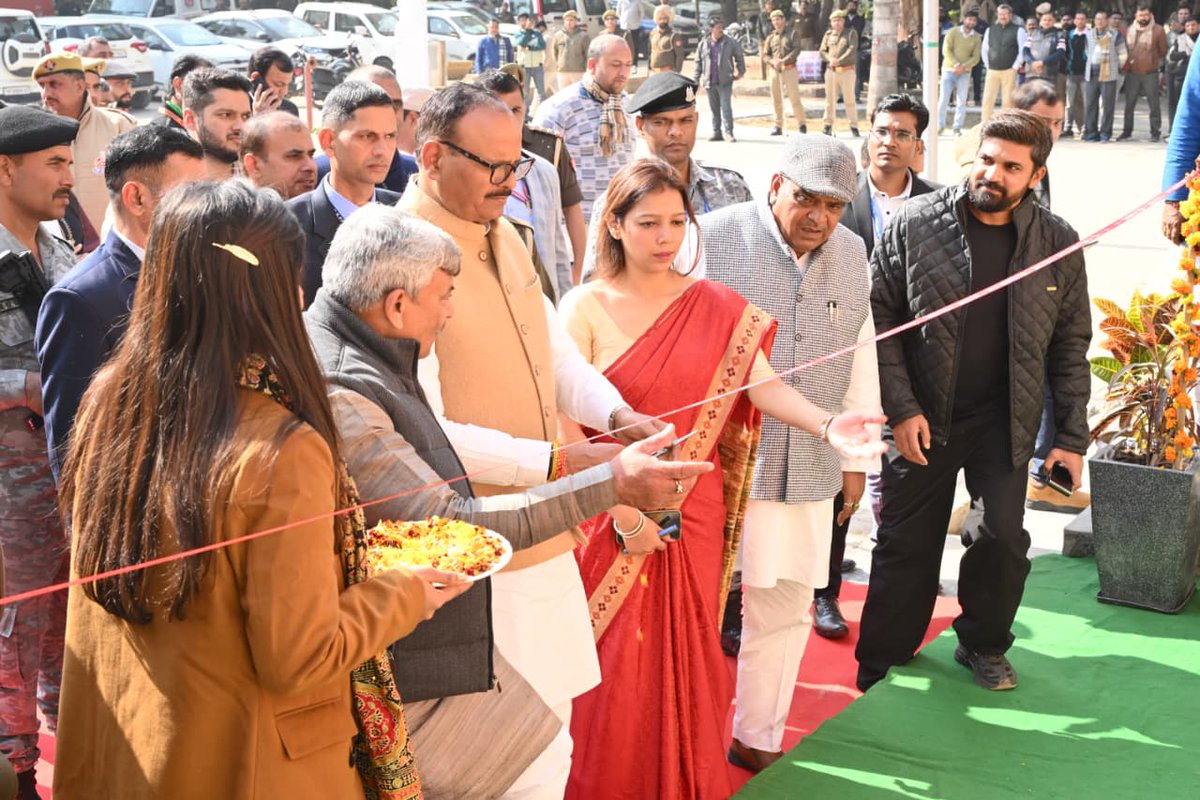 प्रदेश के मा0 उप - मुख्यमंत्री श्री <a href="/brajeshpathakup/">Brajesh Pathak</a>
जी के कल गारीपुर मोड स्थित चैराहे पर मिशन शक्ति की प्रतिक मुर्ति को शुभारम्भ किया .