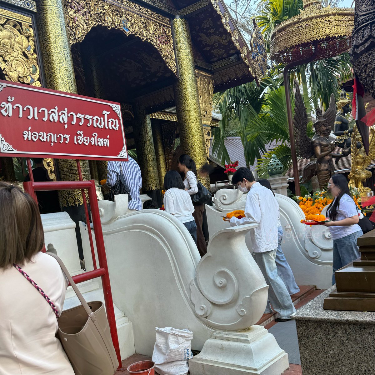 iamocto3er's tweet image. ไม่ Real time ❌

กำลังจุดธูปดูเลขอยู่หันไปช็อค ทำบุญเสร็จผมเจอพี่ดาราเลยตอนแรกไม่มั่นใจว่าเด็ก gmm มั้ย แต่นี่ได้ยินเสียงขำเจมิไนน์ 5555555555 รู้เลยว่าใช่แน่ ๆ  เอ็นจอยทริปนะค้าบทั้งปอนด์และเจมิไนน์เน้ย

ชลบุรี-เชียงใหม่ ตั้งใจบินมาเพื่อมูแต่ผลลัพธ์ไวเกินคาด…