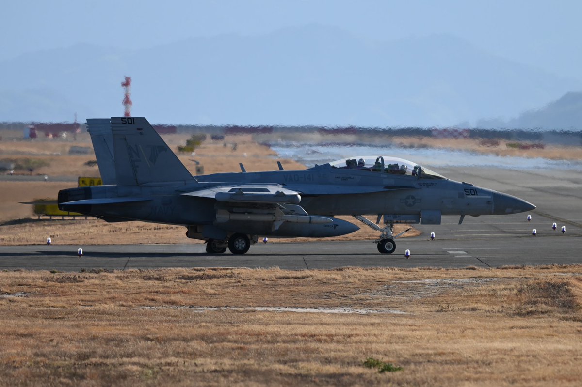 MANBO150402's tweet photo. 2026/1/22 RJOI
VAQ-141 Shadow Hawks
EA-18G Growler
着陸後ドンッ！💥
左タイヤがバーストRWYを出たところでエンジン停止
 #岩国基地  #vaq141  #shadowhawks  #ea18g https://t.co/m8FZvzyLem