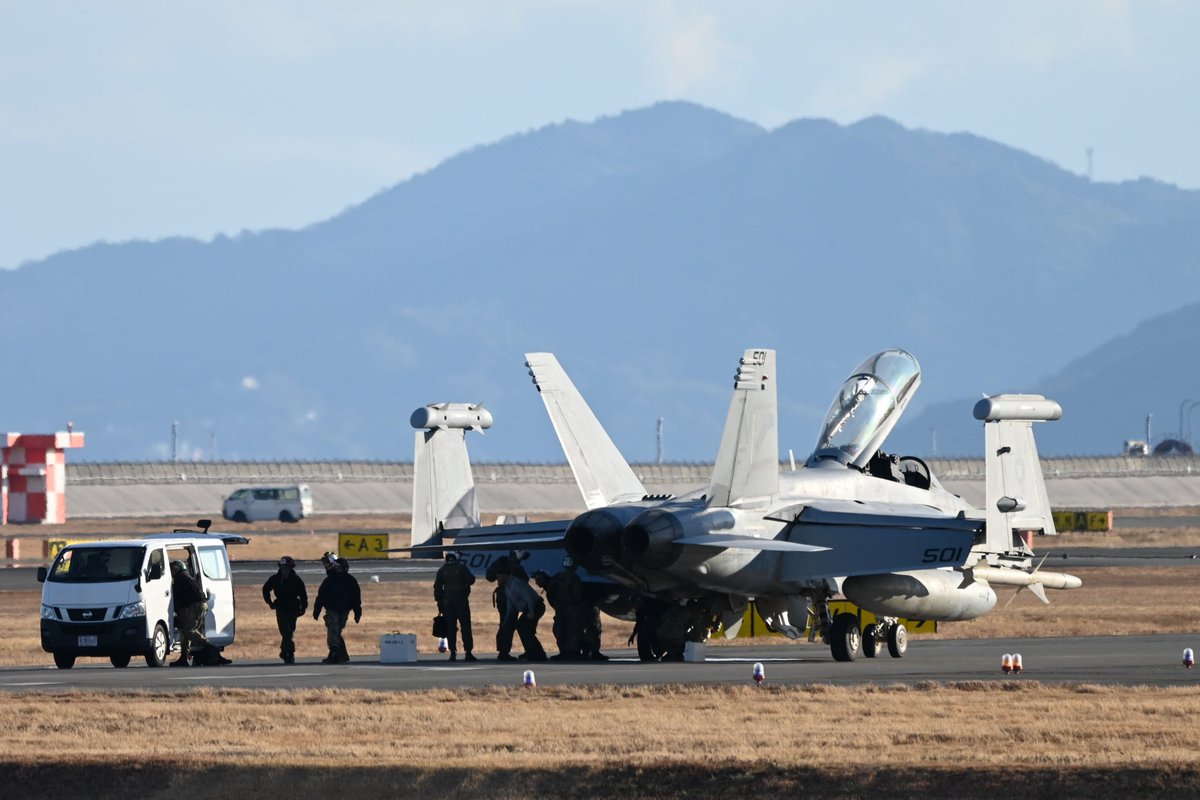 MANBO150402's tweet photo. 2026/1/22 RJOI
VAQ-141 Shadow Hawks
EA-18G Growler
着陸後ドンッ！💥
左タイヤがバーストRWYを出たところでエンジン停止
 #岩国基地  #vaq141  #shadowhawks  #ea18g https://t.co/m8FZvzyLem