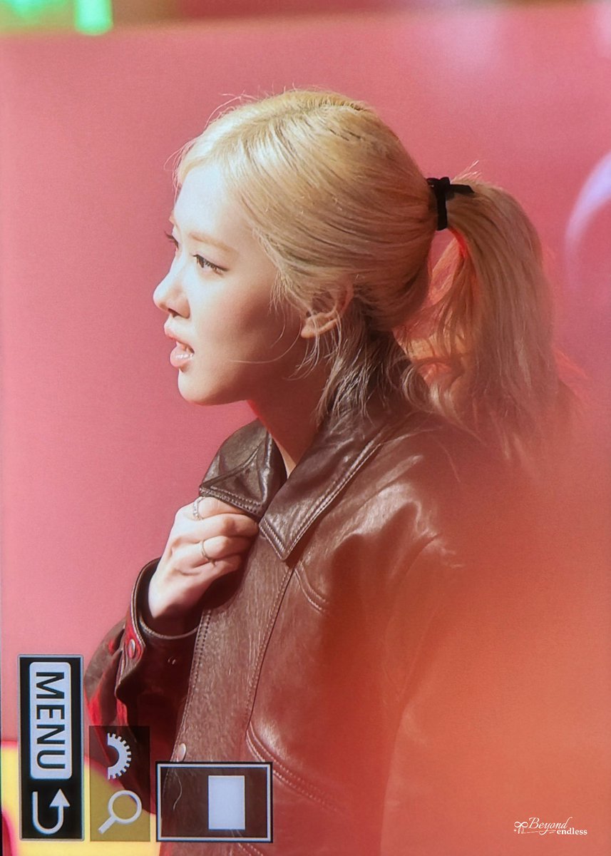 220126 rosie pop up event <3
OMG prince hankie with his mama😭

#로제 #ROSÉ