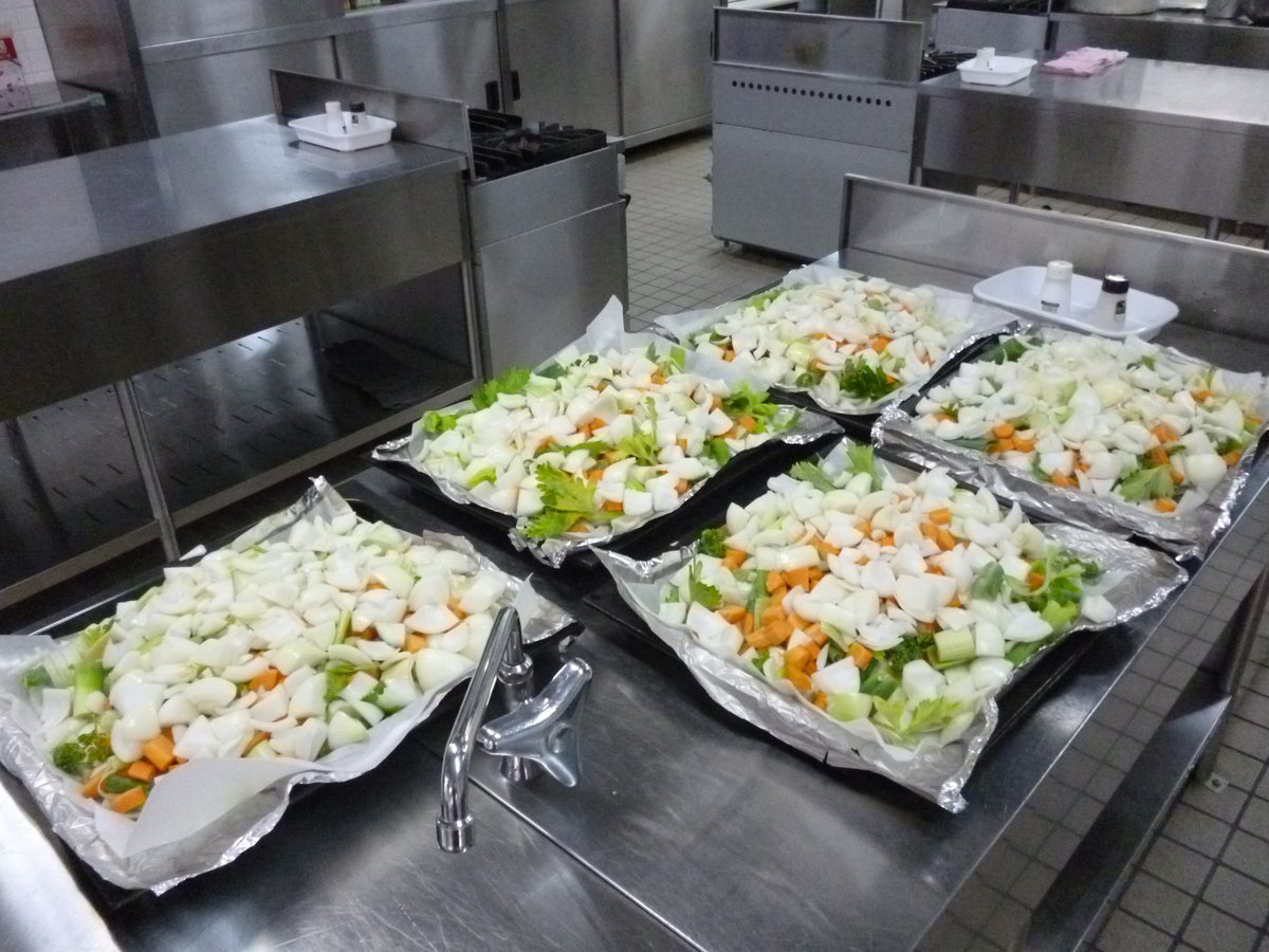 JCG_School's tweet image. 1月22日は「カレーの日」です！
掲載の写真は、海上保安学校オリジナルレシピの「いつもりカレー」の調理工程です！
詳細なレシピにつきましては、海上保安学校ホームページに掲載しています。
school.kaiho.mlit.go.jp

#海上保安庁 #JCG #COASTGUARD #海上保安学校 #学校 #舞鶴 #カレーの日 #curry