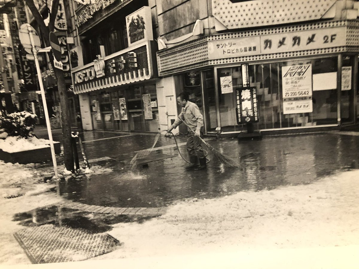 takimotonosekai's tweet image. 歌舞伎町に
　　　雪が降る