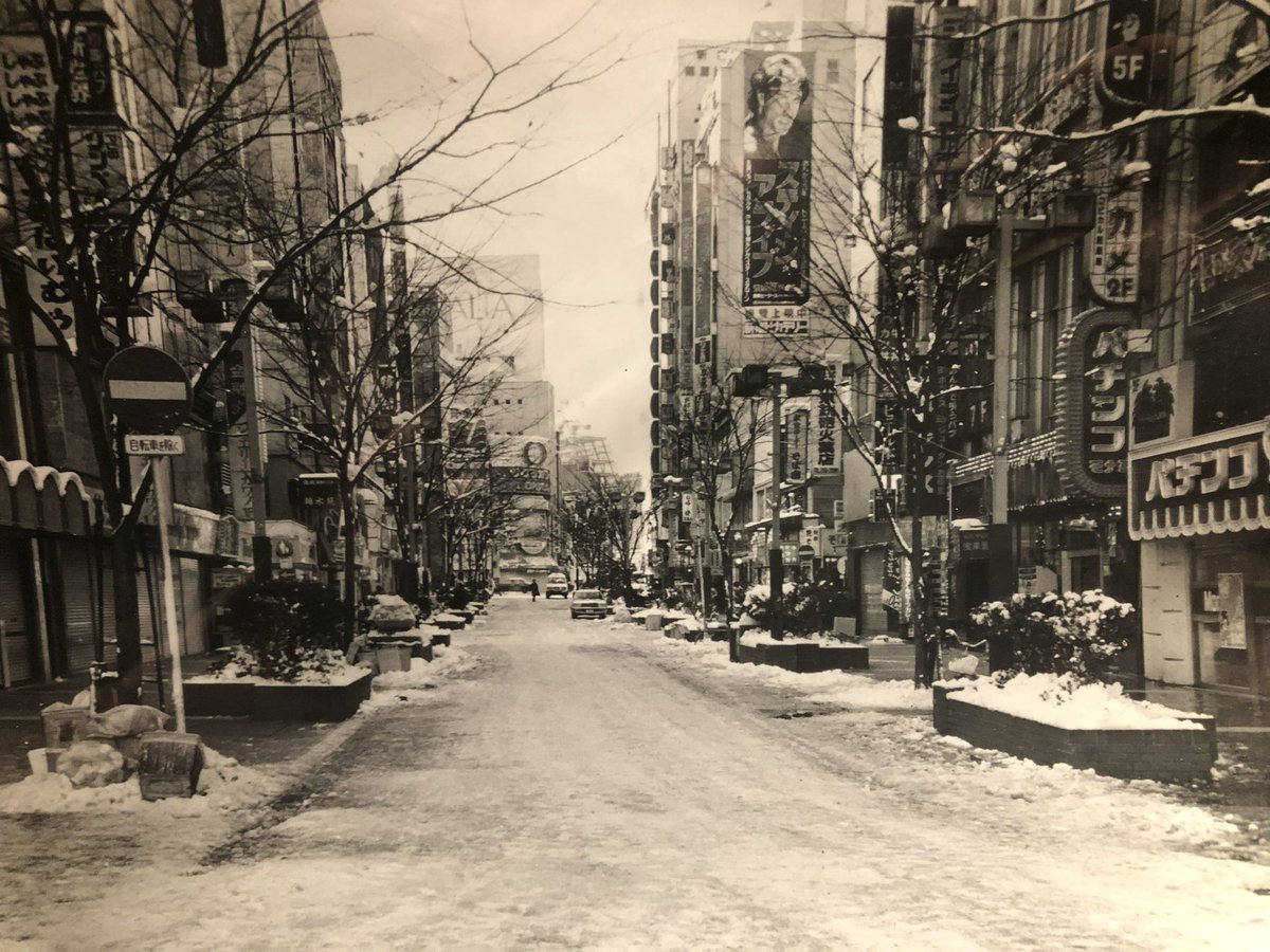 takimotonosekai's tweet image. 歌舞伎町に
　　　雪が降る