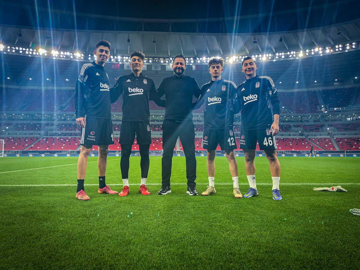 euphratesfdn's tweet photo. Rıdvan Yılmaz -> €4M
Emirhan İlkhan -> €4,5M
Serdar Saatçı -> €2M
Demir Ege Tıknaz -> €7M

Ve hala sahada katkı veren; Ersin, Semih, Mustafa, Emrecan, Kartal, Emre, Devrim, Emir, Fahri…

Son yıllarda Süper Lig’de altyapı oyuncularına en fazla süre veren takım olan Beşiktaş’ımız bunun karşılığını, tesis şartlarının ideal olmamasına rağmen, hem sahada hem kasada alıyor.

Altyapılar doğru yatırım, sürdürülebilir modeller ve uzun vadeli planlamalarla kulüplerimizin gelir kaynağı haline gelmek zorunda. Aksi takdirde sırf transfer yapmak adına plansız harcanan milyonlarca euro; ülke ekonomisine verdiği zararın yanında, ülke futbolunun da gelişimini engellemeye devam edecek.

Bugün yönetimin en azından bu hattı doğru okuyup akademi-vitrin-satış döngüsünü “anlık çözüm” yerine kalıcı sistem olarak sahiplenmesi güzel ve önemli. Bu çizgi devam ettiği sürece; oyuncu satışlarımız günü kurtaran gelirden ziyade, bütçeye planlı şekilde yazılan bir kalem haline gelir.

Yapılması gereken net: Futbol akademi tarafında tesis/insan kaynağı yatırımlarını hızlandırıp, A takımda gençlere açılan kapıyı “mecburiyetten” değil stratejiden dolayı açık tutmak. Çünkü Beşiktaş Futbol Akademisi doğru sistem kurulduğunda Serpil Hamdi Tüzün’ün kurduğu fabrika ayarlarına geri dönecek ve bu fabrika oyuncu üretmeye devam ederken, sürdürülebilir bir gelecek de inşa edecek.