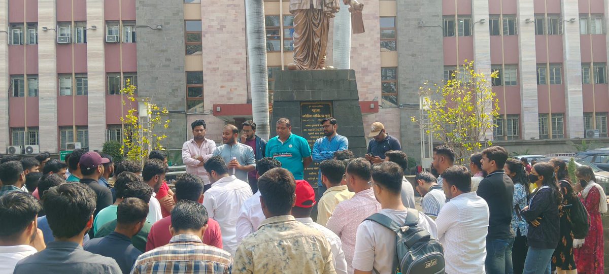 राज्यातील सर्व स्पर्धात्मक आणि भरती परीक्षा अनेक वर्षांपासून अधिकृत, सुरक्षित आणि विश्वासार्ह TCS iON केंद्रांवर सुरळीतपणे पार पडत आहेत. मात्र 25 जानेवारी 2026 रोजी होणारी पुणे महानगरपालिका ज्युनियर अभियंता परीक्षा अचानक खाजगी, कमी दर्जाच्या आणि खराब रेटिंग असलेल्या केंद्रांवर