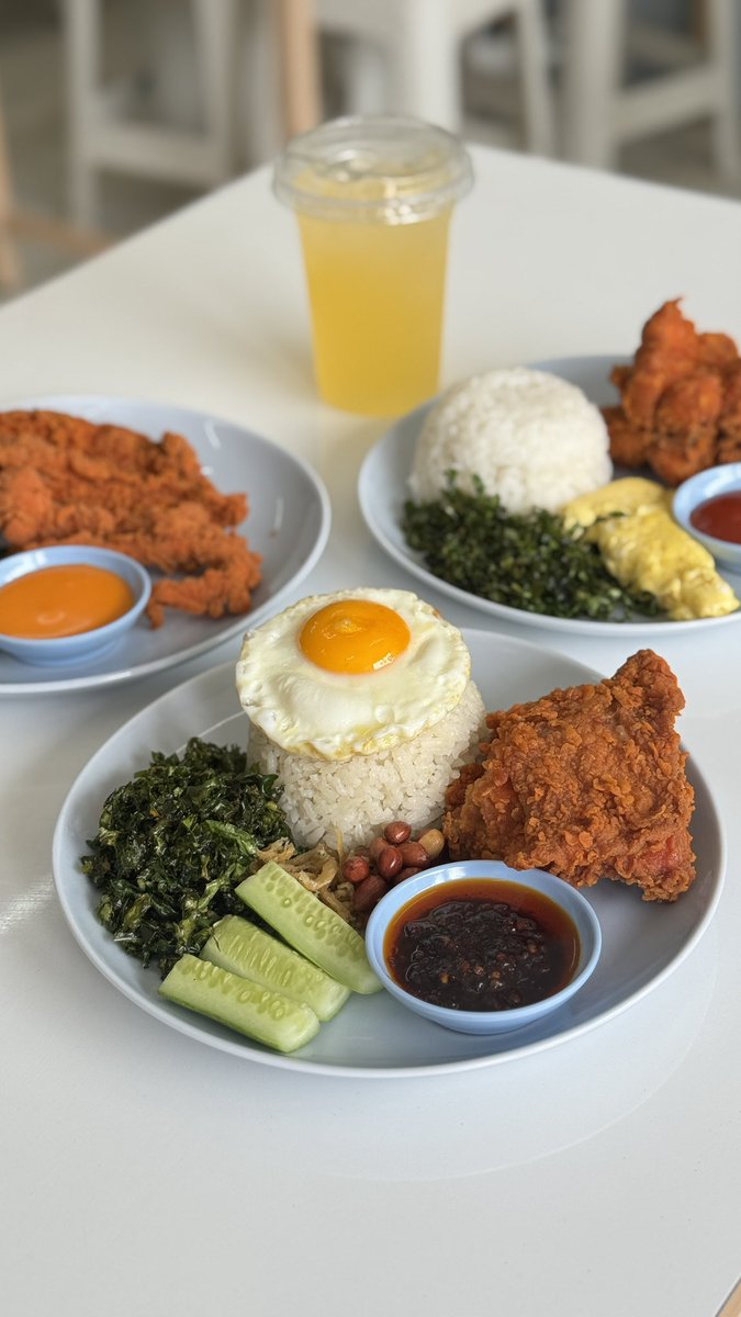 javafoodie_'s tweet image. Setelah menemukan Ayam Paling Mirip Mekdi pertama di tahun 2020, akhirnya saya menemukan Ayam Mirip Mekdi lagi dj tahun 2026!!
Please welcome Sadaya Crispy! Mereka pny ayam krispy pedas yg miripp pol sm pny mekdi! Bisa dicoba bareng kalau penasaran!

Nasinya pake nasi lemak!