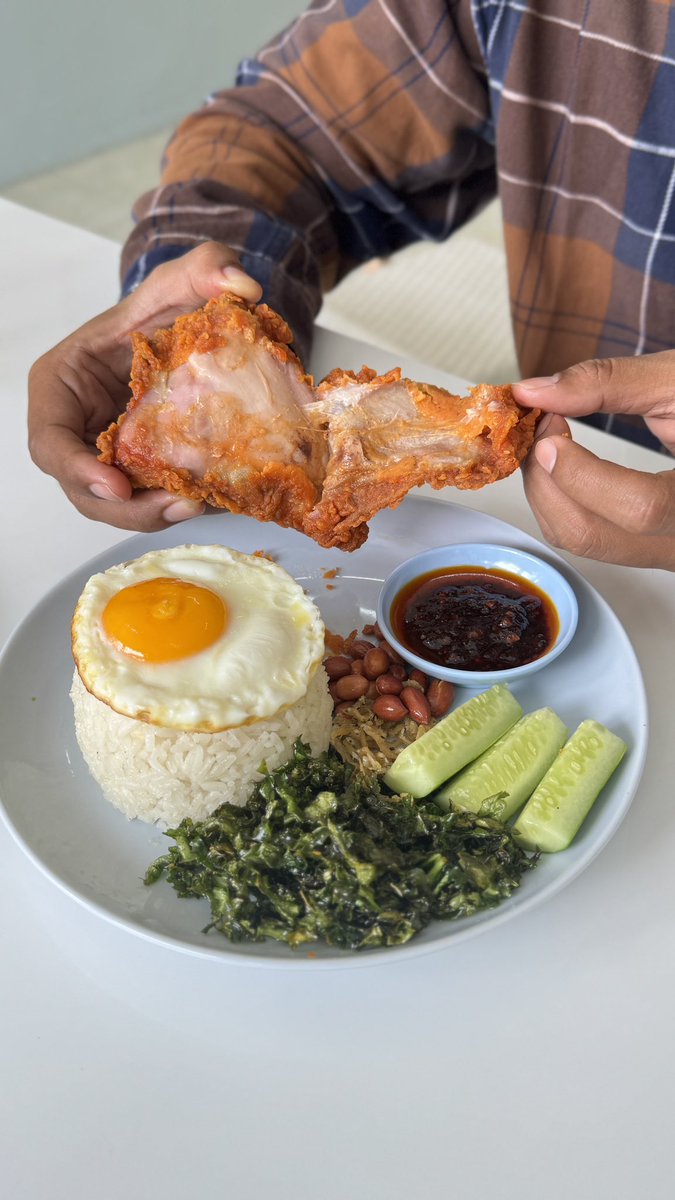 javafoodie_'s tweet image. Setelah menemukan Ayam Paling Mirip Mekdi pertama di tahun 2020, akhirnya saya menemukan Ayam Mirip Mekdi lagi dj tahun 2026!!
Please welcome Sadaya Crispy! Mereka pny ayam krispy pedas yg miripp pol sm pny mekdi! Bisa dicoba bareng kalau penasaran!

Nasinya pake nasi lemak!
