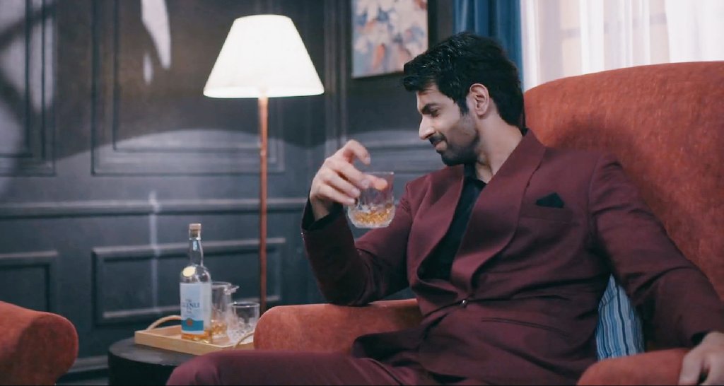 DiwaniTheLover's tweet photo. Tum log baar baar Arya ko daaru peene ka naya chance de dete ho. Isi khushi me🥂

#Naagin7 https://t.co/3WSa82yOkL