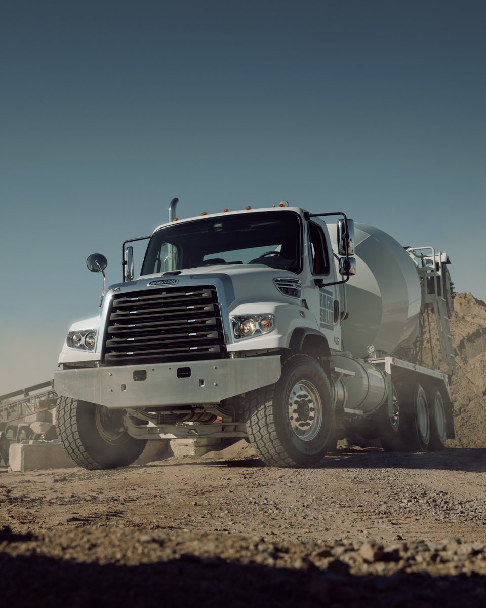 DaimlerTruck's tweet image. Meet the workhorse of our #Freightliner severe-duty lineup: the 114SD Plus. 🚛💪

Did you know? It's purpose-built for easier upfit. With optimized mid-chassis packaging, a strategically mounted aftertreatment system and a configurable dash panel. 🧮

#DaimlerTruck