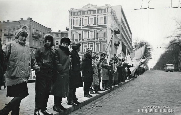 DevanaUkraine's tweet photo. 🇺🇦 Today is Unity Day of Ukraine.

In 1919, the West Ukrainian People’s Republic (ZUNR), with its capital in Lviv, and the Ukrainian People’s Republic (UNR), with its capital in Kyiv, united into a single state — Ukraine.

And on January 21, 1990, people formed a human chain, holding hands from Lviv to Kyiv, in honor of that unity.