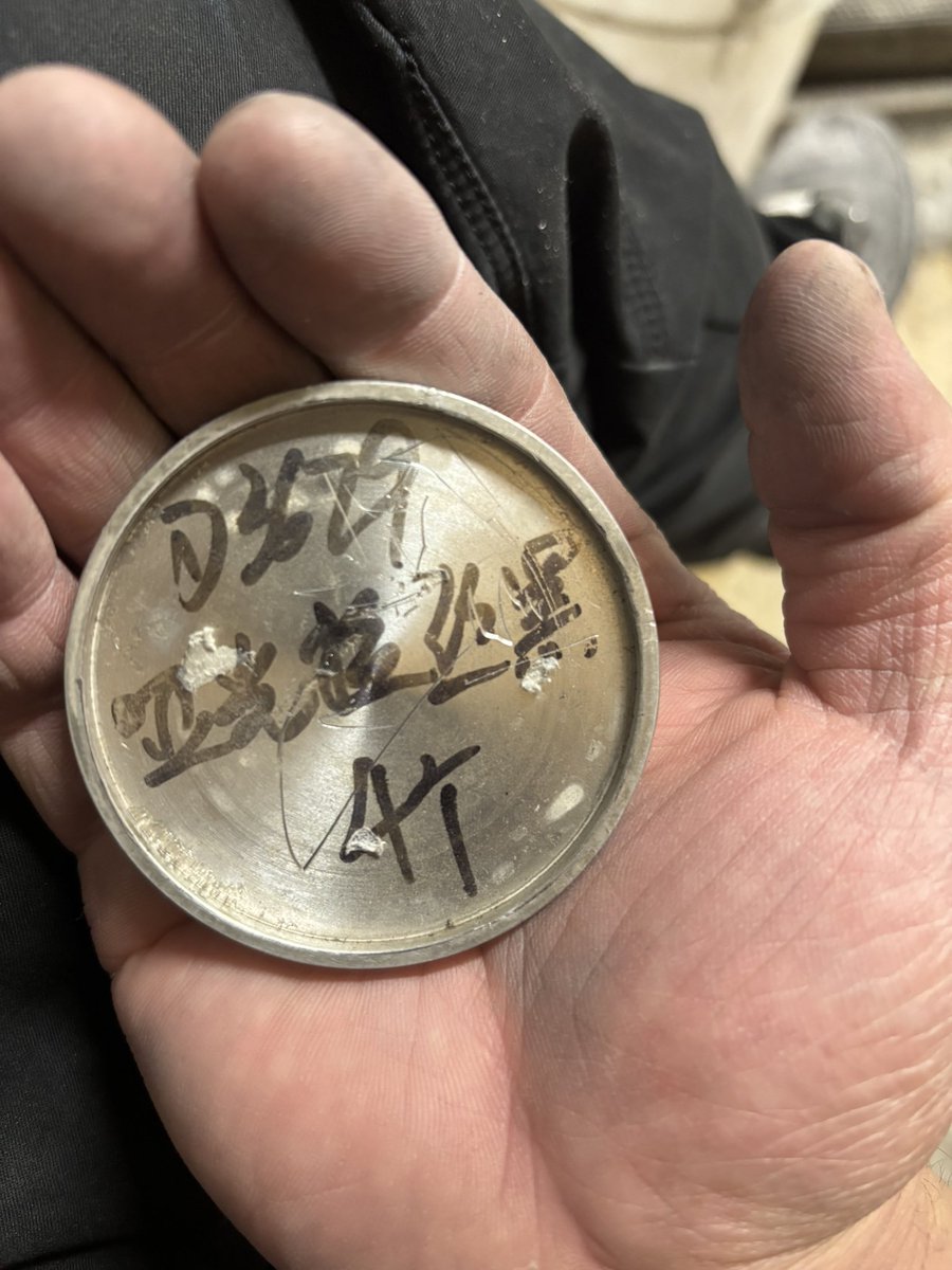 センターキャップの台座の裏側 漢字が書かれているようですが日本語ではなさそう こういうの見るの割と好きです。