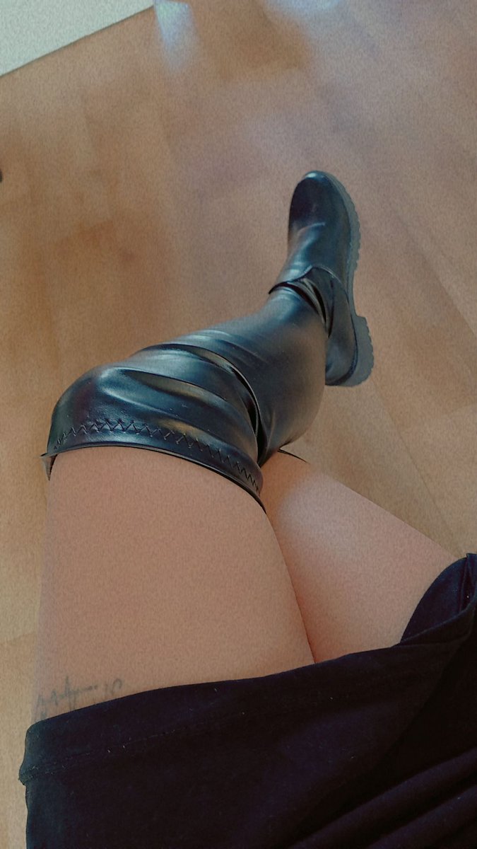 deesselunaaa's tweet image. Au pied ! Tu aime admiree salope