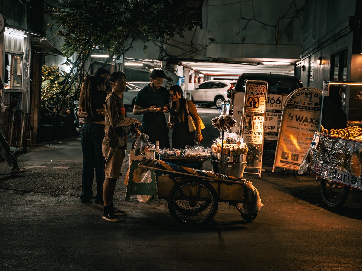 mangostreats's tweet photo. Late-night Sukhumvit Soi 4 hits different 🌙
A street cart, quick chats, food on the fly, and that Bangkok buzz you can’t fake. No reservations, no rush — just real people, real flavors, real city energy.

#SukhumvitSoi4 #BangkokNights #StreetFoodBKK #RealBangkok #BKKLife https://t.co/fKywZ4E7Cj