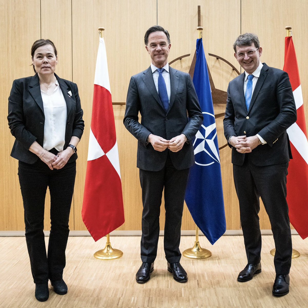 Vi har en klar rød linje. Vi kommer ikke til at afgive suverænitet over dele af Kongeriget.

Der vil givetvis komme flere svære samtaler med amerikanerne, men ovenpå onsdagens møde mellem NATOs generalsekretær, Mark Rutte, og Donald Trump, står vi i dag et klart bedre sted, end