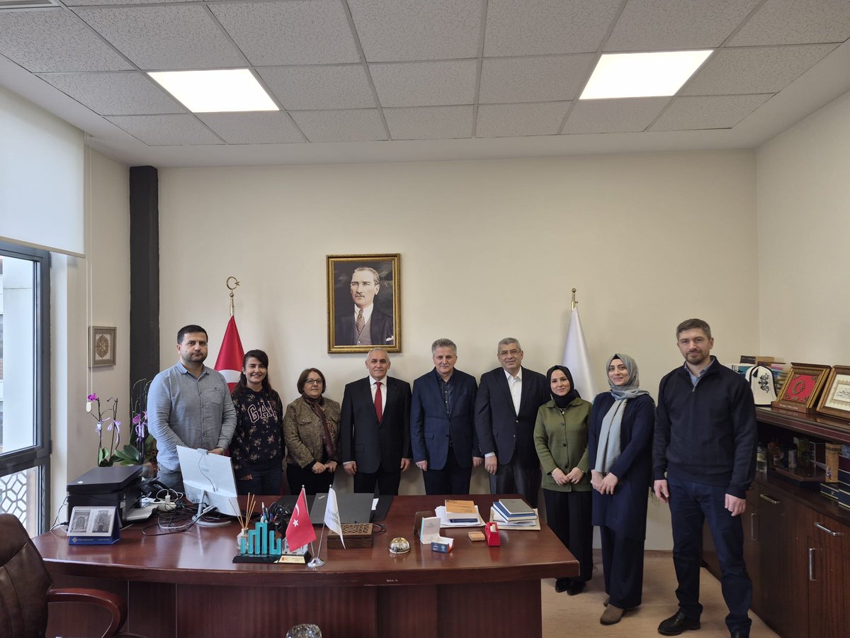 Bilgi ve Belge Yönetimi Bölümü öğretim üyeleri Prof. Dr. Ahmet Koçak’a tebrik ziyareti gerçekleştirdi.