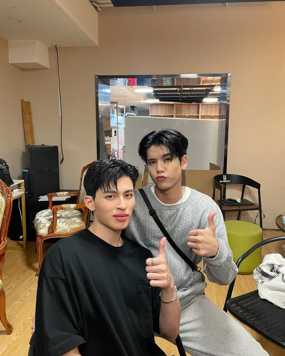 meowsriki's tweet image. เอ็นดูปอนด์กับดรณ์ คือปอนด์น่ารักมากนะ ดรณ์เป็นคนตัวเล็ก สูง170 คือมวลกระดูกน้อยกว่าอายุจริงทำให้ตัวเล็ก(น้องเคยเล่าว่าแม่พาไปหาหมอ) ในขณะที่ปอนด์สูงกว่า15เซ็นแถมปอนด์ไหล่กว้างมาก แต่เวลาถ่ายรูปด้วยกัน ปอนด์จะดูหามุมให้ไม่ดูตัวใหญ่กว่าเพื่อน จริงๆดรณ์คือจิ๋วนึง😂