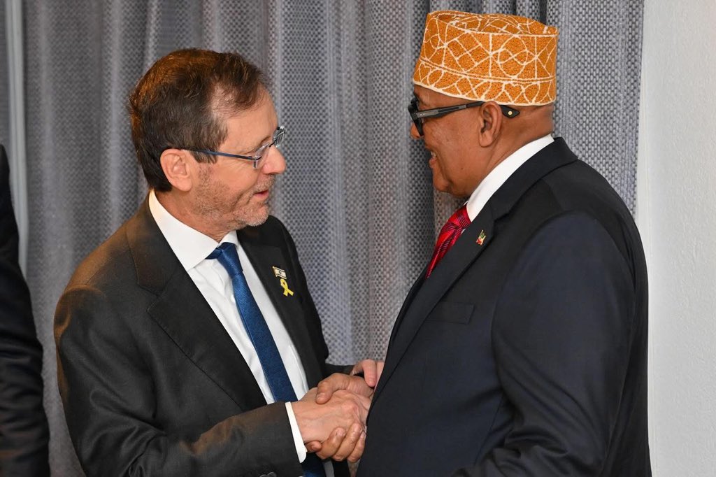 Quulaawi's tweet photo. The President of Somaliland, Dr. Cirro, met with the President of Israel, H.E. Isaac Herzog, during the World Economic Forum in Davos, Switzerland 🇨🇭 https://t.co/F6Jl2RcH13