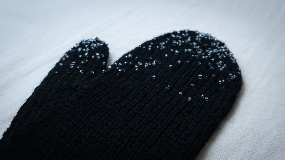 1つ1つ透明なビーズを縫い付けて、雪を触った後のような手袋を作ったよ。