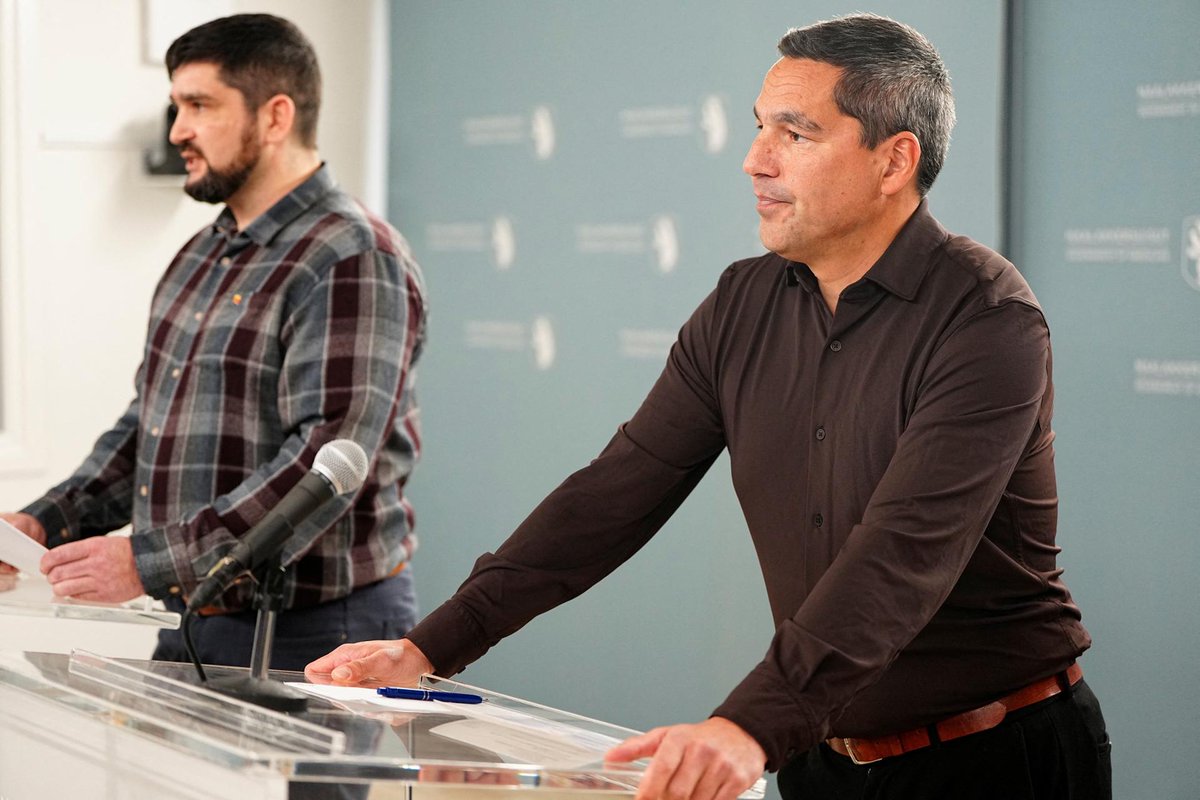 ¿Cómo lleváis el groenlandés? Yo ya domino lo básico: “prepárate para 5 días y respira”. Groenlandia lo recomienda y tiene sentido: agua, comida, luz, botiquín y un plan. No es miedo, es cariño práctico hacia tu yo del futuro.