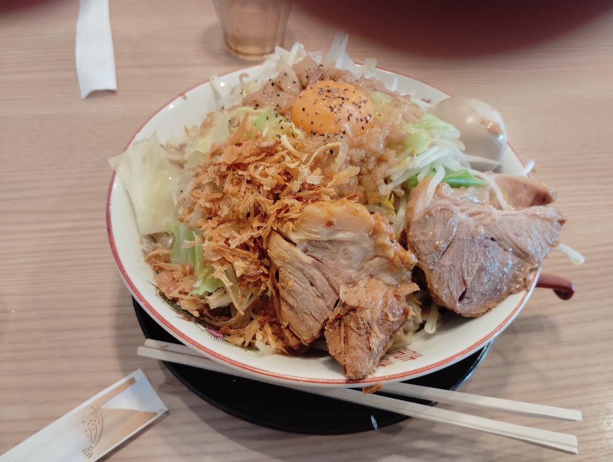 お昼は  #TAKUMInoJIRO で  #ナミ並ラーメン！ (汁なし鬼盛り麺 ヤサイマシ アブラマシ 煮卵(100円)) (税込1350円！)