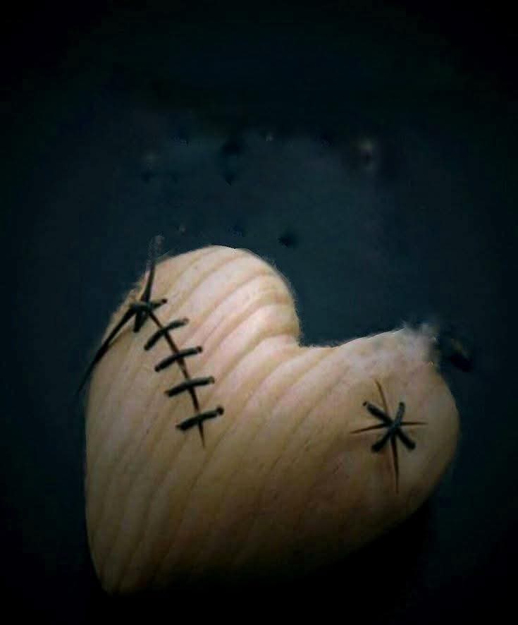 “Benimle konuşmayı bıraktı…
Sebebi hep aynıydı: 
Çok yoğunum.
Bunu psikoloğuma söyledim.
Sadece tek bir soru sordu:
‘Telefon dolduğunda neyi sileriz?’
Cevabı biliyordum…
En az önemsediklerimizi.
İşte o an anladım…
İnsan meşgul olduğu için değil,
öncelik olmadığın için gider.