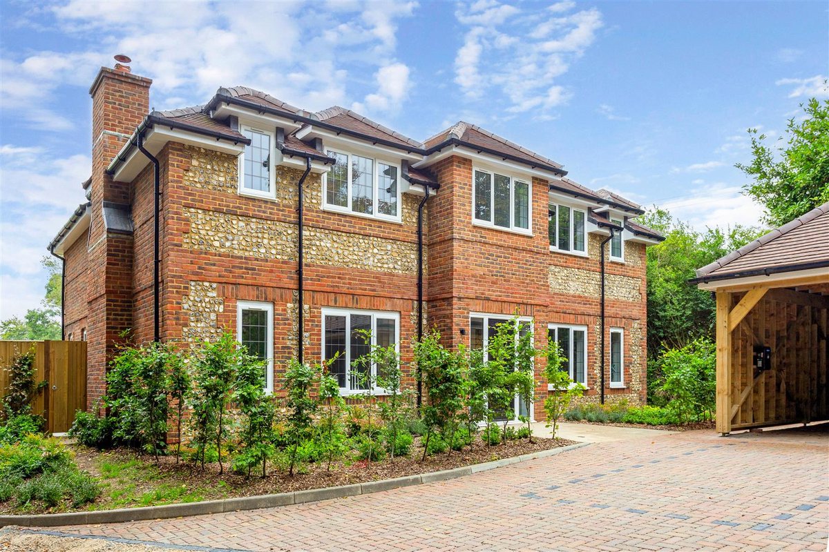 📍 Warlingham Heights, CR6 9QG
🏡 From £1,299,950

Just 2 homes remain at this exclusive gated development of 3 luxury five-bedroom homes. Village charm, countryside views and London within reach — don’t miss out!

🌐 Website: loom.ly/a-GN50o
