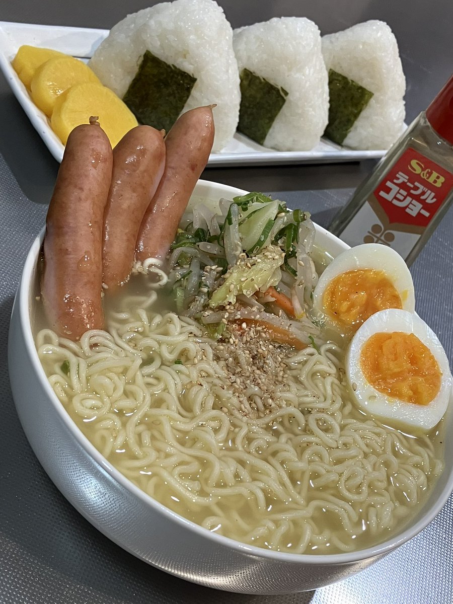 sense_kabu's tweet image. 今日はサッポロ一番塩ラーメン&amp;amp;おにぎりのセットを食べました。おいしかったです。