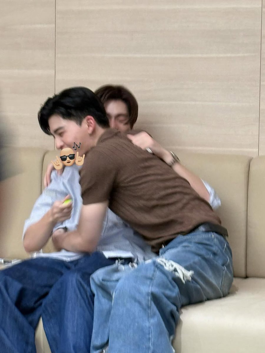 0104treasure1's tweet image. ปอนด์ภูวินทร์คสพ.ธรรมดาแต่พิเศษมาก เป็นคู่ที่โมเม้นหน้ากล้องน้อย โซเชียลถึงกันและกันก็น้อย แต่พี่น้องในค่ายแซวฉ่ำเพราะโมเม้นหลังกล้องหวานร้อย เวลาโดนแซวคนนึงเขินจนหูแดง อีกคนก็อมยิ้มก้มหน้าเดินถอยหลังตลอด แต่เชื่อไหมเวลาคนเจอหรือคนใกล้ตัวน้องเล่าถึงคสพ.นี้ มันโคตรจะ real life เลย