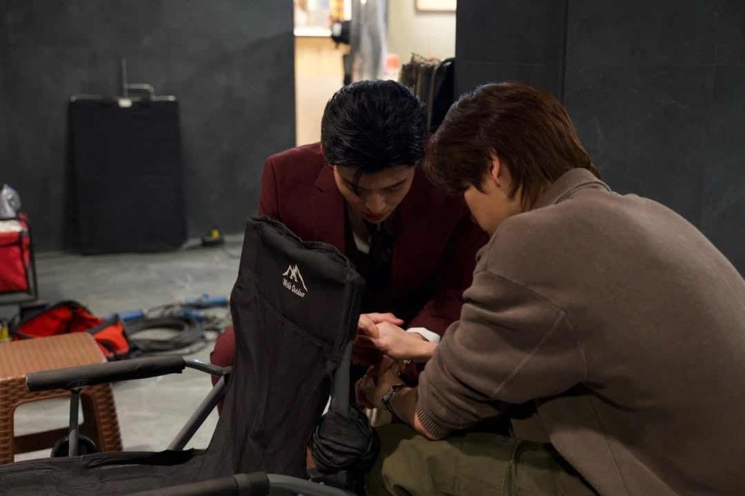 0104treasure1's tweet image. ปอนด์ภูวินทร์คสพ.ธรรมดาแต่พิเศษมาก เป็นคู่ที่โมเม้นหน้ากล้องน้อย โซเชียลถึงกันและกันก็น้อย แต่พี่น้องในค่ายแซวฉ่ำเพราะโมเม้นหลังกล้องหวานร้อย เวลาโดนแซวคนนึงเขินจนหูแดง อีกคนก็อมยิ้มก้มหน้าเดินถอยหลังตลอด แต่เชื่อไหมเวลาคนเจอหรือคนใกล้ตัวน้องเล่าถึงคสพ.นี้ มันโคตรจะ real life เลย