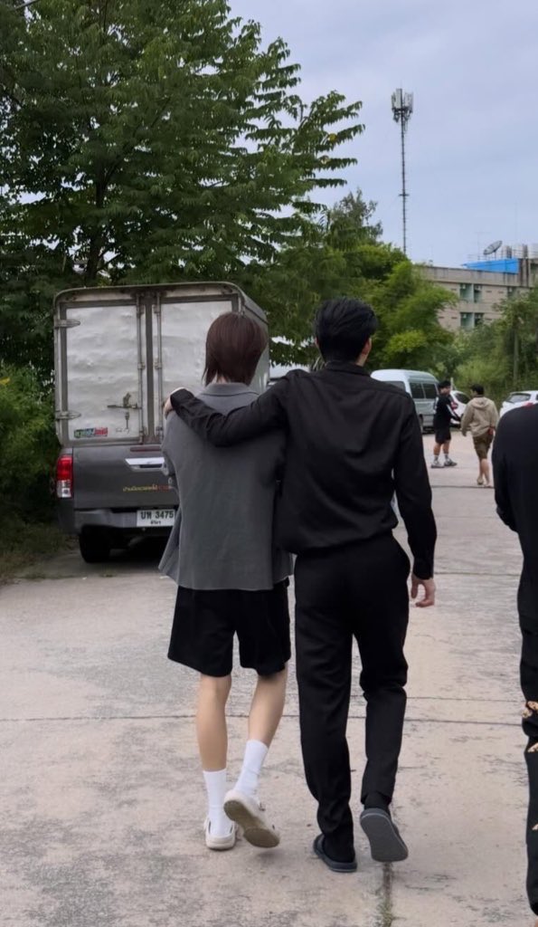 0104treasure1's tweet image. ปอนด์ภูวินทร์คสพ.ธรรมดาแต่พิเศษมาก เป็นคู่ที่โมเม้นหน้ากล้องน้อย โซเชียลถึงกันและกันก็น้อย แต่พี่น้องในค่ายแซวฉ่ำเพราะโมเม้นหลังกล้องหวานร้อย เวลาโดนแซวคนนึงเขินจนหูแดง อีกคนก็อมยิ้มก้มหน้าเดินถอยหลังตลอด แต่เชื่อไหมเวลาคนเจอหรือคนใกล้ตัวน้องเล่าถึงคสพ.นี้ มันโคตรจะ real life เลย