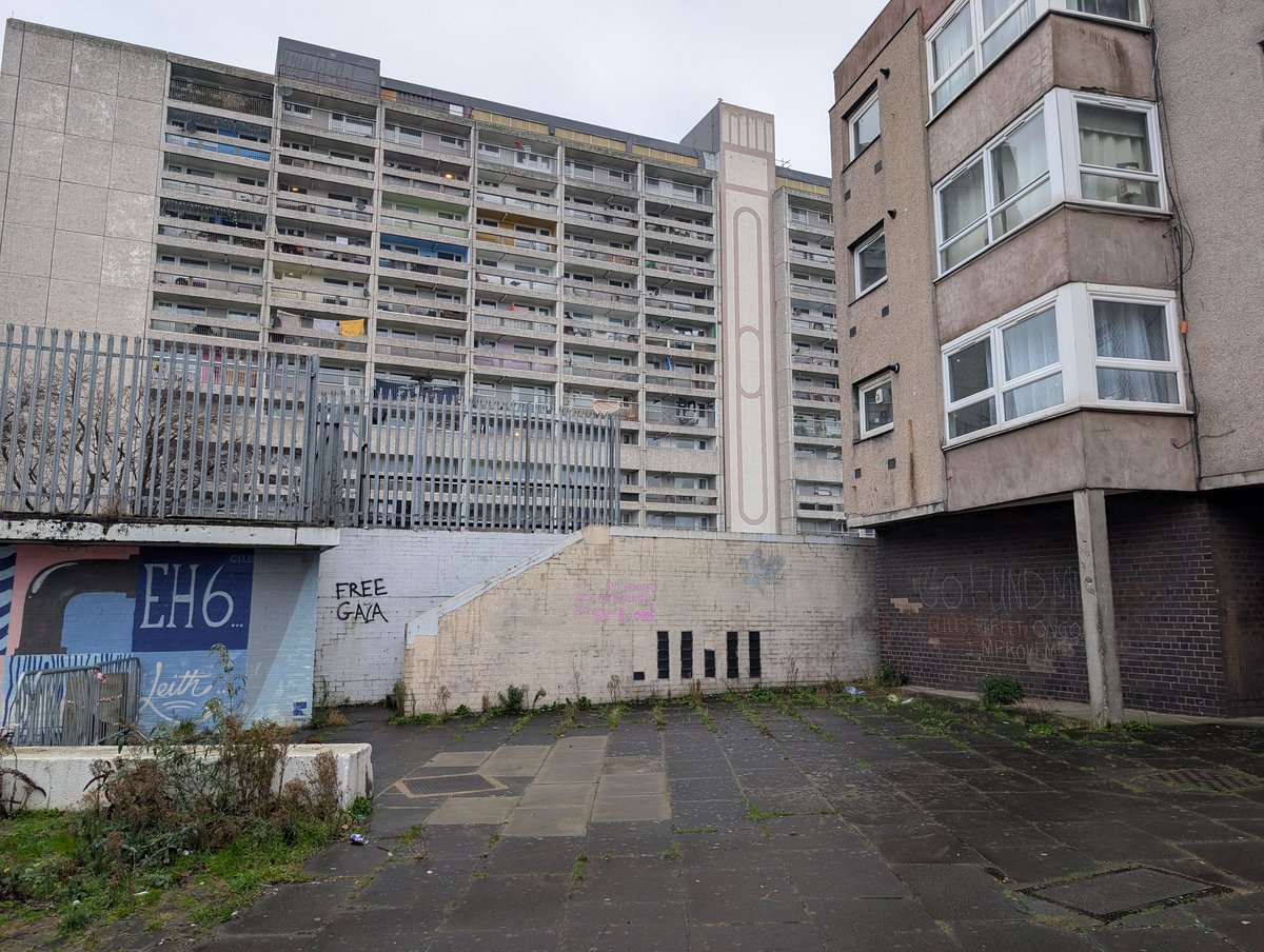 Brutalist architecture on a cold dreich morning in Leith ⚓

📸 : Cables Wynd from Giles Street - Leith (AR Group)
